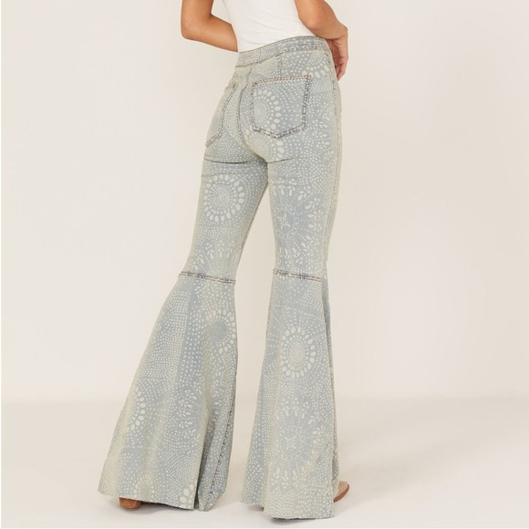 We The Free Just Float On Flare Jeans Light Wash Geo Print Size 28 - Picture 2 of 16